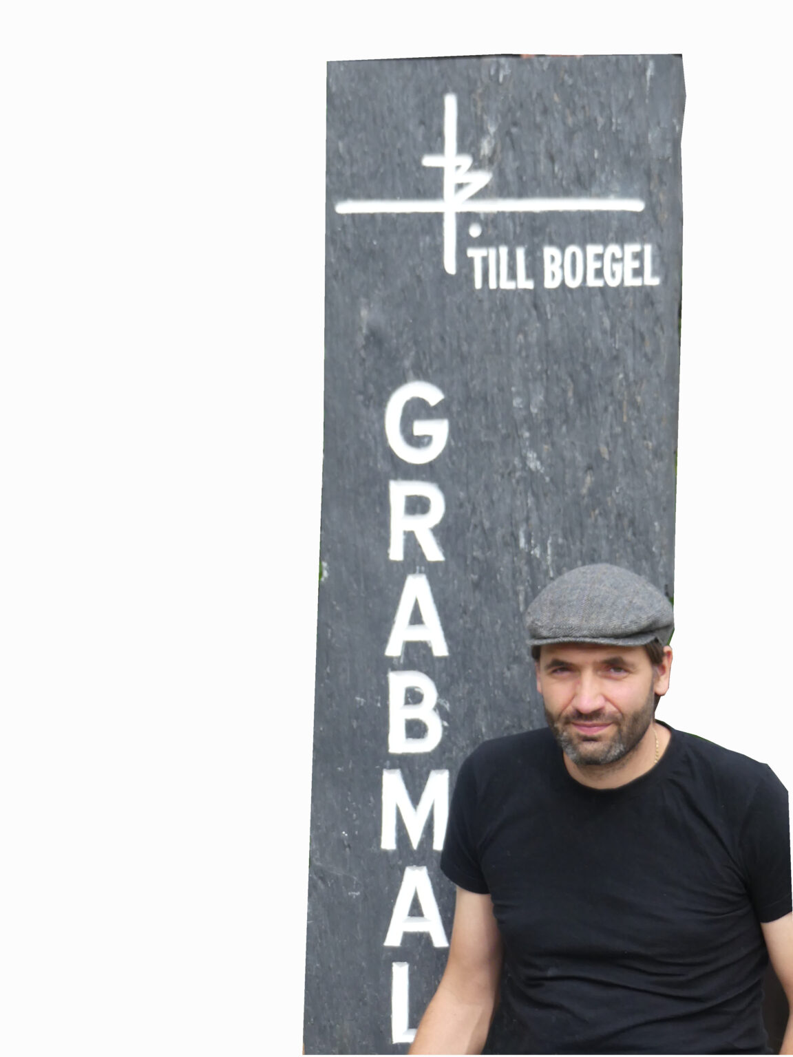 Till Boegel vor einer Stele